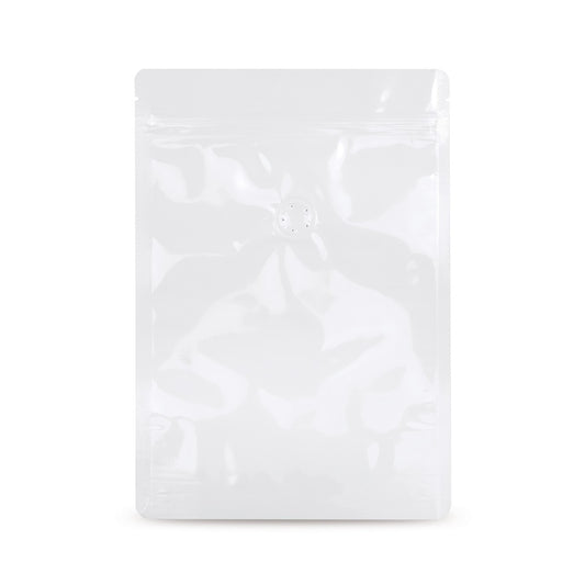 Doypack blanco con válvula de protección de aroma — vista detallada en una aplicación de embalaje típica con ejemplo de contenido