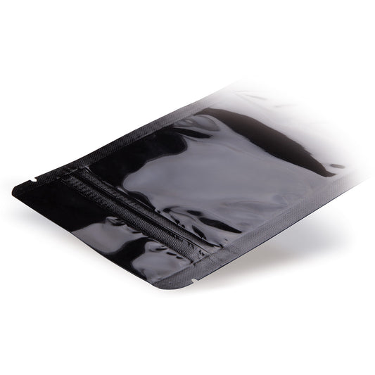 Doypack negro — detalle del material centrado en el grosor de la lámina y la calidad de fabricación