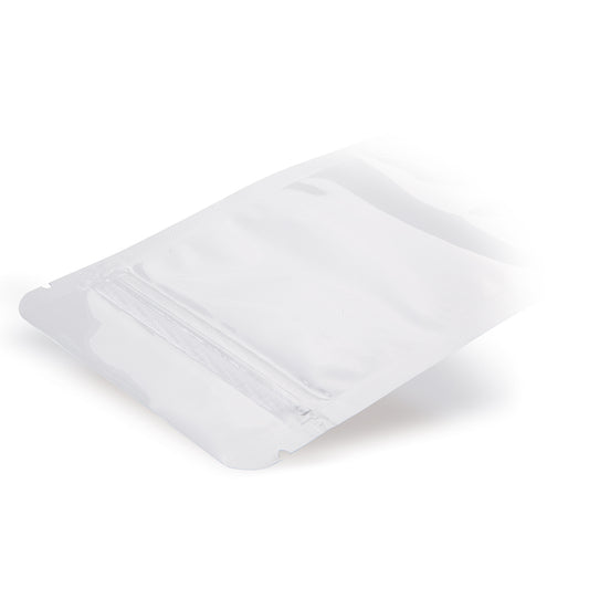 Doypack blanco — vista detallada en una aplicación de embalaje típica con ejemplo de contenido